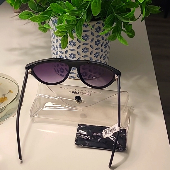 QUAY AUSTRALIA Flight Risk Sunglasses Black/Smoke Sunnies - Picture 4 of 7